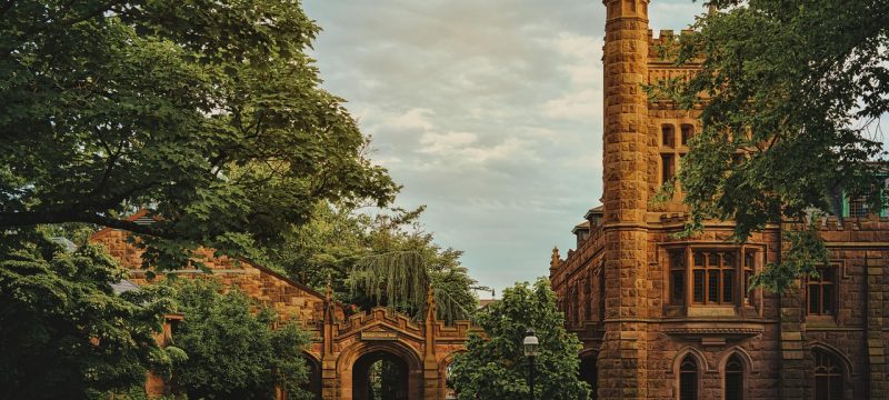 四级报名时间 大学英语四级考试报名时间节点信息图，展示考场内考生认真备考的场景，紫色霓虹光效营造专注氛围